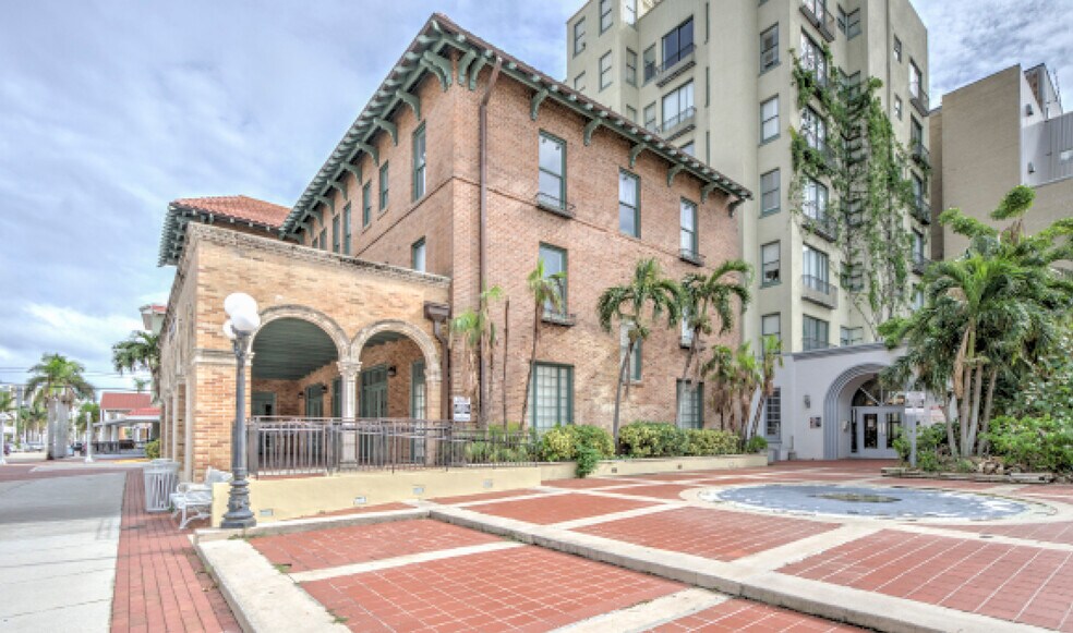 More Photos Of 2320 First St, Fort Myers Office For Lease