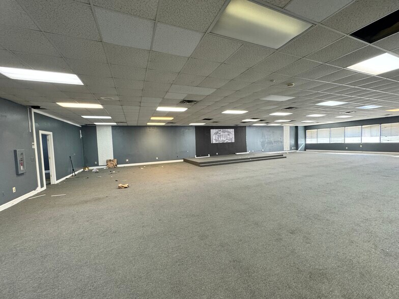 More Photos Of 421 N Gilmer Ave, Lanett General Retail For Sale