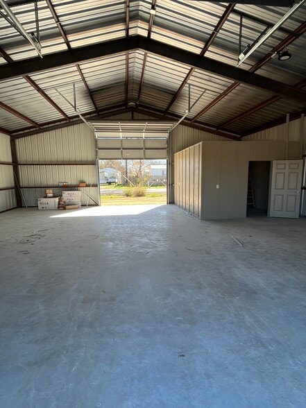 More Photos Of 40 Sauder Dr, New Braunfels Warehouse For Lease