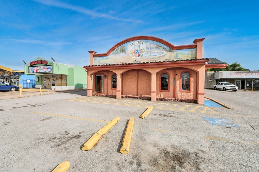 More Photos Of 7626 Clarewood Dr, Houston Restaurant For Sale