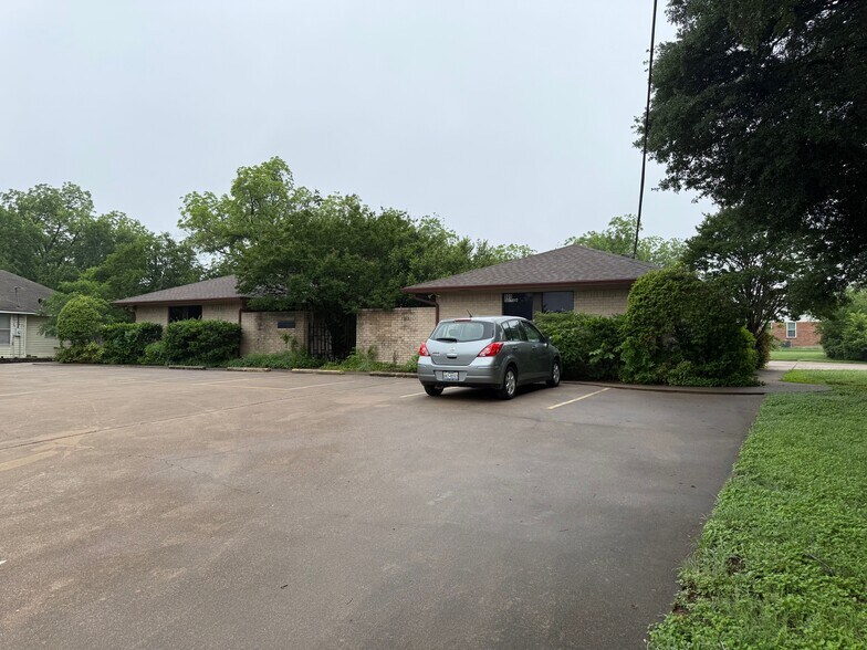 More Photos Of 907 N Granbury St, Cleburne Office For Lease