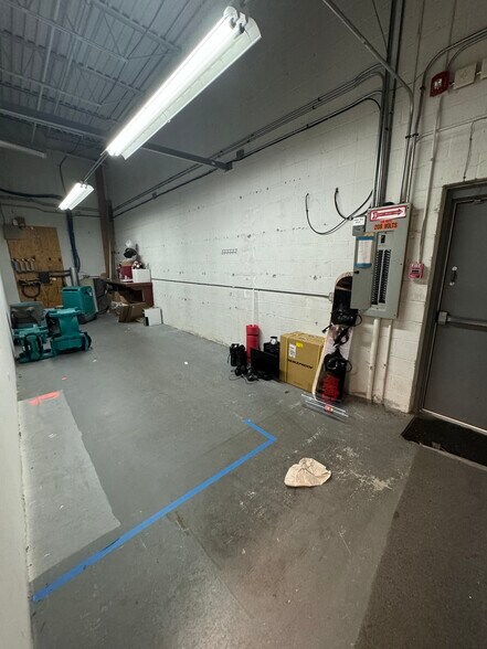 More Photos Of 15416-15420 S 70th Ct, Orland Park Warehouse For Lease