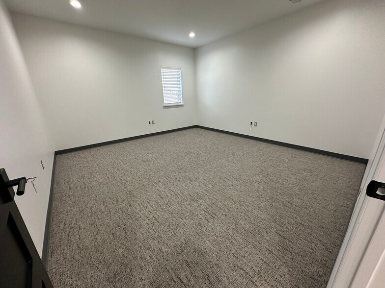 More Photos Of 15128 Traditions Blvd, Edmond Office For Lease