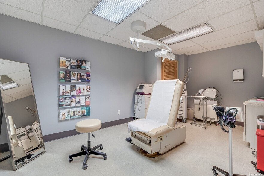 More Photos Of 775 Park Ave, Huntington Medical For Lease