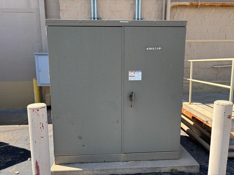 More Photos Of 6920-6930 W Kellogg Dr, Wichita Freestanding For Lease