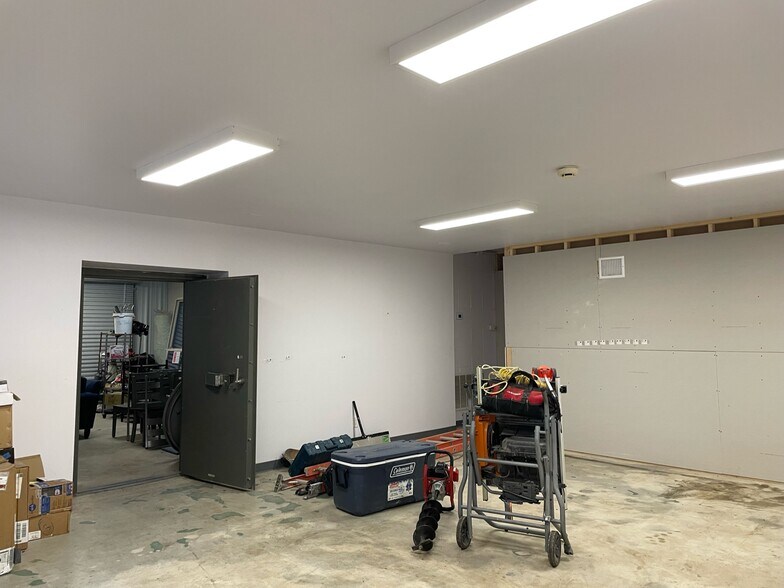 More Photos Of 2118 Mannix Dr, San Antonio Showroom For Sale