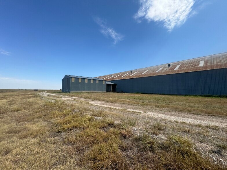 More Photos Of 280 Interstate 27 Service rd, Kress Warehouse For Lease