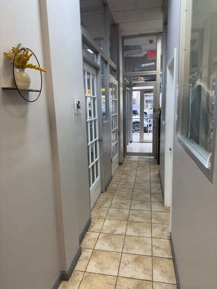 More Photos Of 817 Westchester Ave, Bronx Convenience Store For Lease