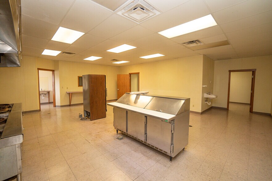 More Photos Of 520 S Ramsey Dr, Valley Center Freestanding For Sale
