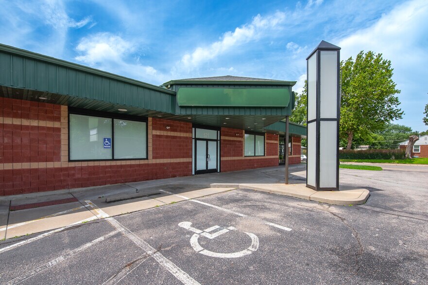 More Photos Of 521 W Grand Ave, Haysville General Retail For Lease