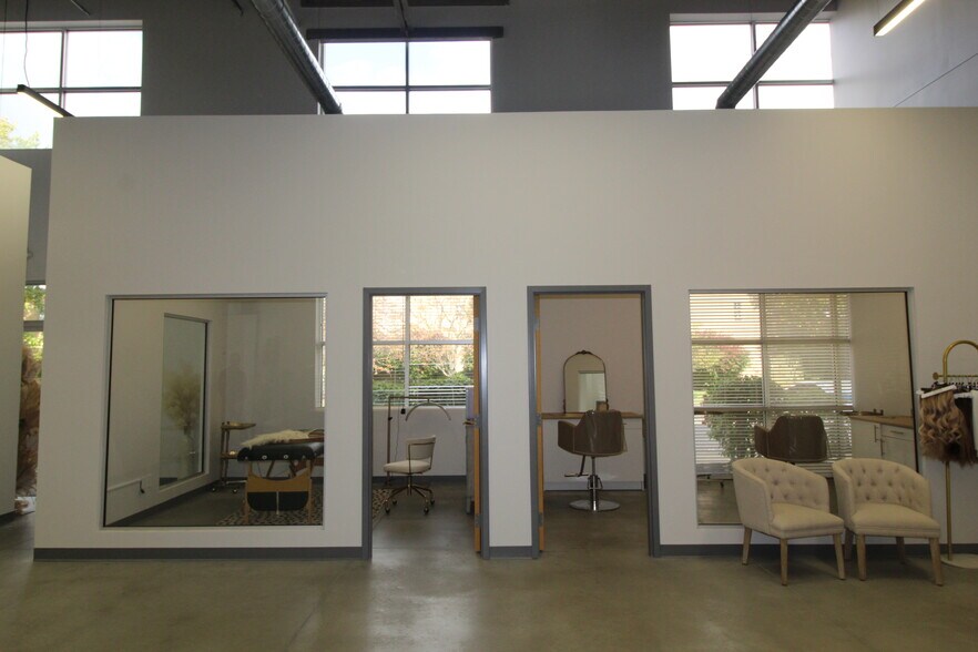 More Photos Of 653 McCorkle Blvd, Westerville Flex For Lease