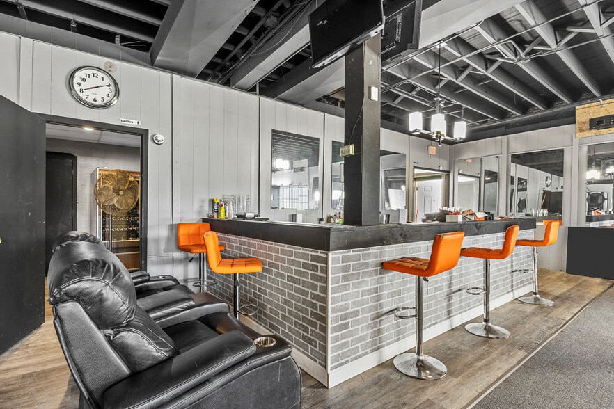 More Photos Of 2600 N Florissant Ave, Saint Louis Flex For Sale