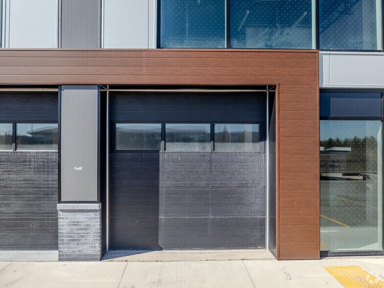 More Photos Of 585 Hanlon Creek Blvd, Guelph Showroom For Lease