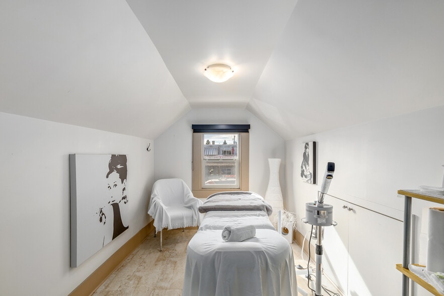 More Photos Of 2032 34th Ave SW, Calgary Office For Sale