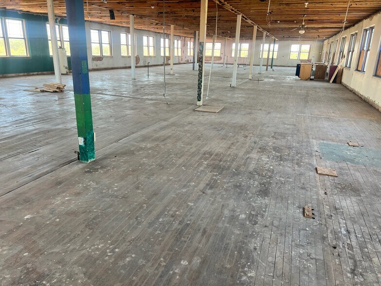 More Photos Of 1305 S 1st St, Abilene General Retail For Sale