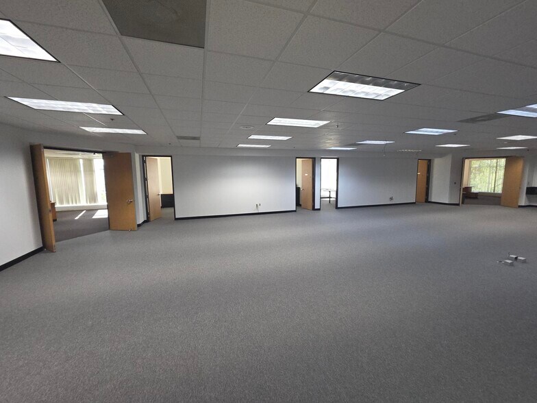 More Photos Of 997 Flower Glen St, Simi Valley Manufacturing For Lease