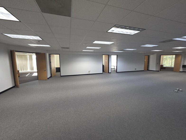 More Photos Of 997 Flower Glen St, Simi Valley Manufacturing For Lease