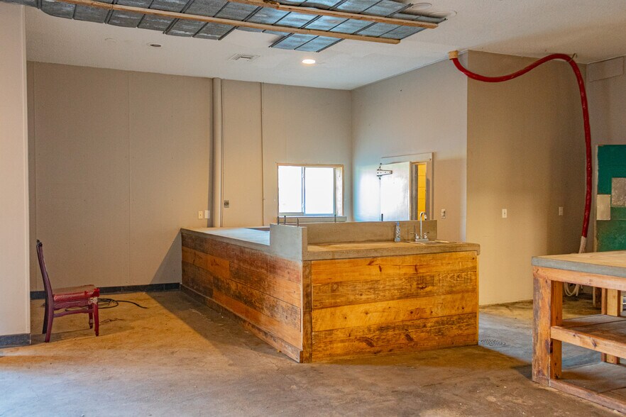 More Photos Of 400 N Austin Pky, Brenham General Retail For Sale