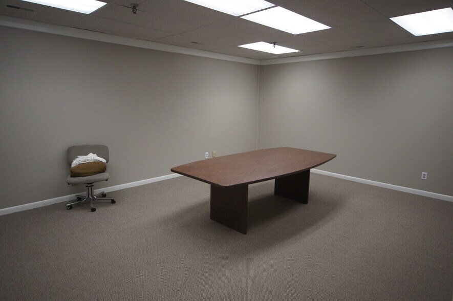 More Photos Of 2018 W Vernon Ave, Kinston Warehouse For Lease