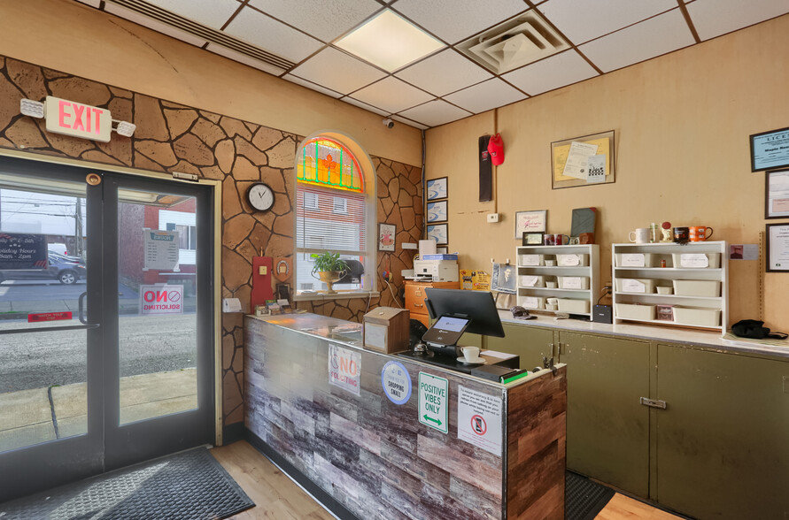 More Photos Of 463 Maplewood Ave, Ambridge Restaurant For Sale