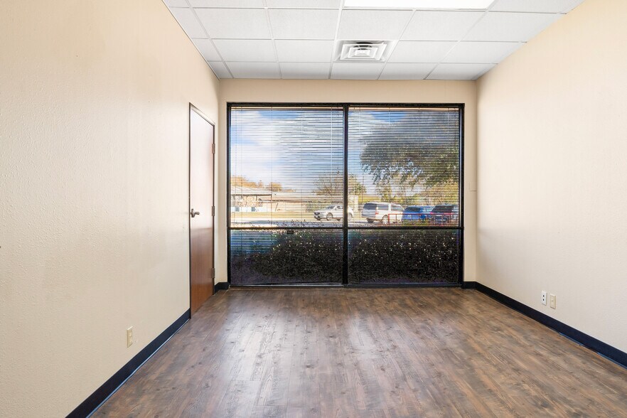 More Photos Of 915-921 N Mill St, Lewisville Office For Sale