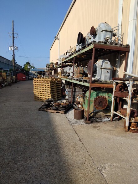 More Photos Of 13424 Hempstead Hwy, Houston Warehouse For Sale