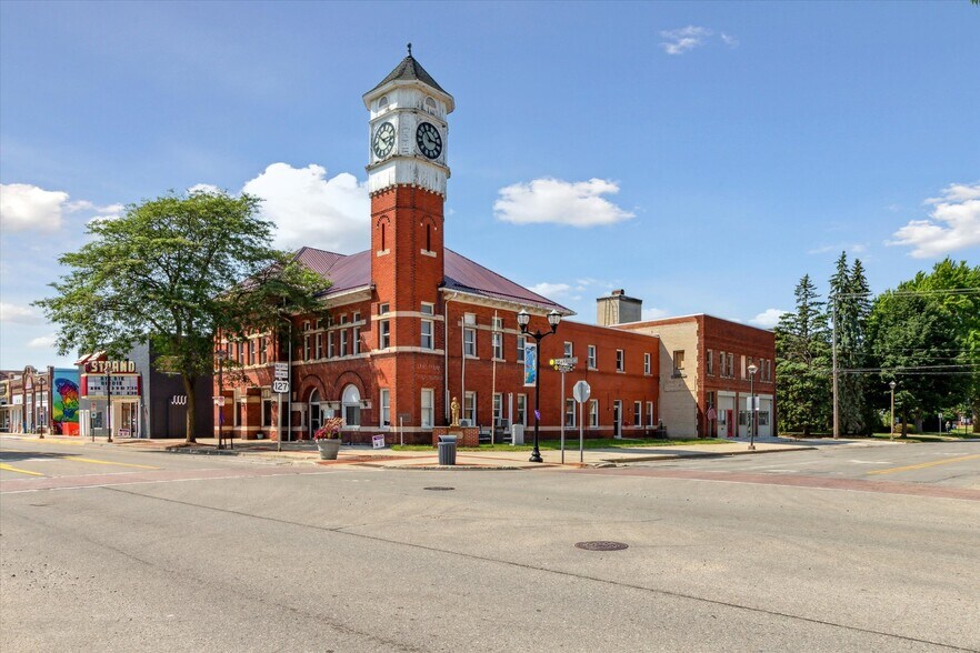 Primary Photo Of 225 E Superior St, Alma Office For Sale