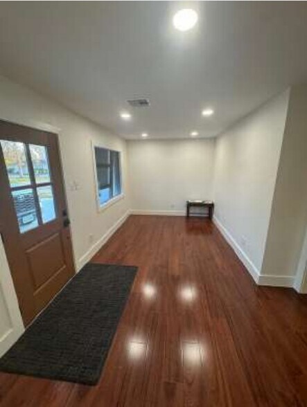 More Photos Of 1105 N Meyer Rd, Seabrook Office For Sale