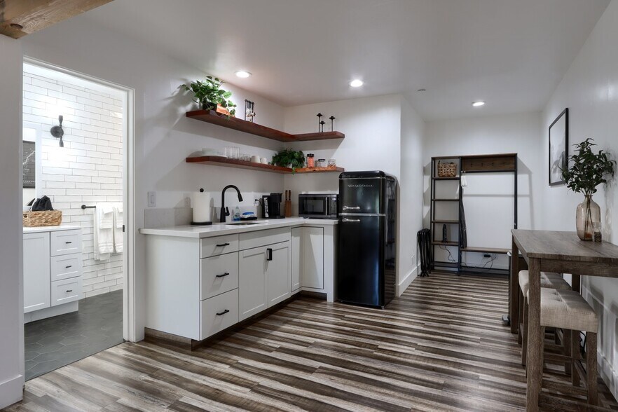 More Photos Of 49271 Golden Oak Loop, Oakhurst Hotel For Lease