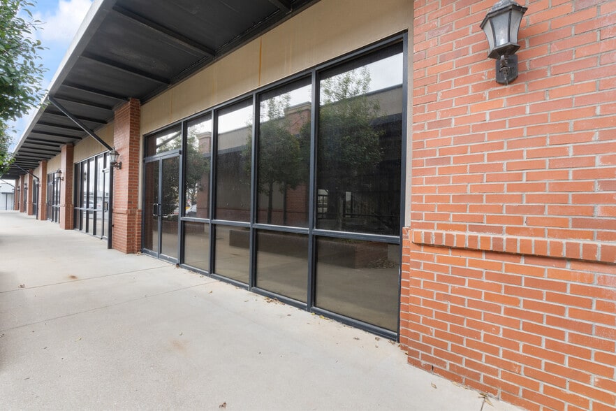 More Photos Of 2500-2502 SW 14th St, Bentonville Unknown For Lease