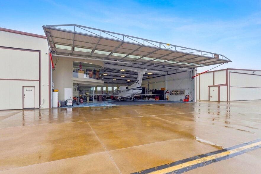 More Photos Of 15809 Addison Rd, Addison Airplane Hangar For Sale