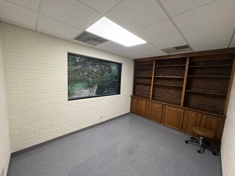 More Photos Of 311 W Wendover Ave, Greensboro Medical For Lease