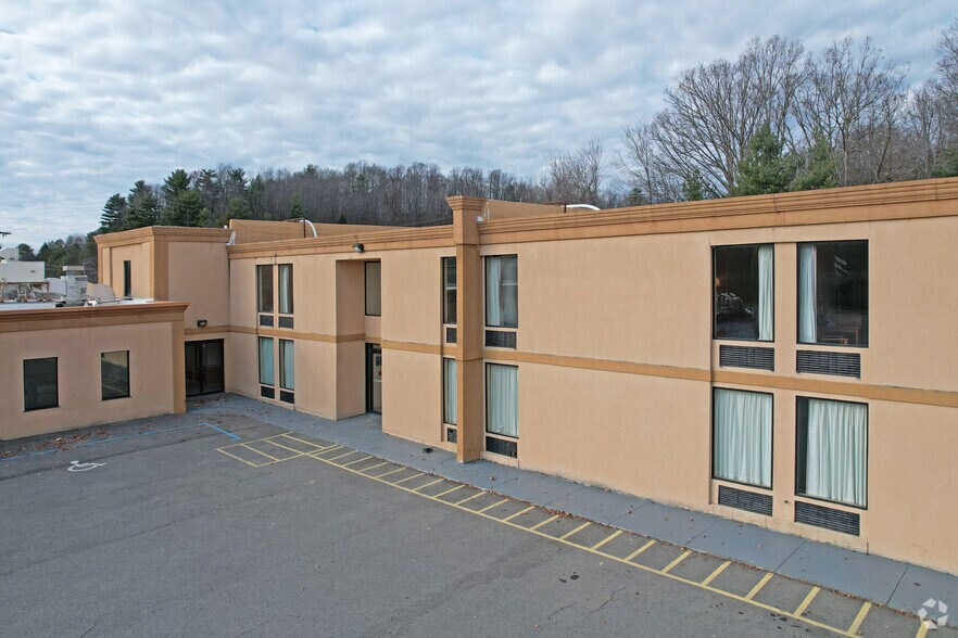 More Photos Of 127 Ontario Dr, Mount Hope Hotel For Sale