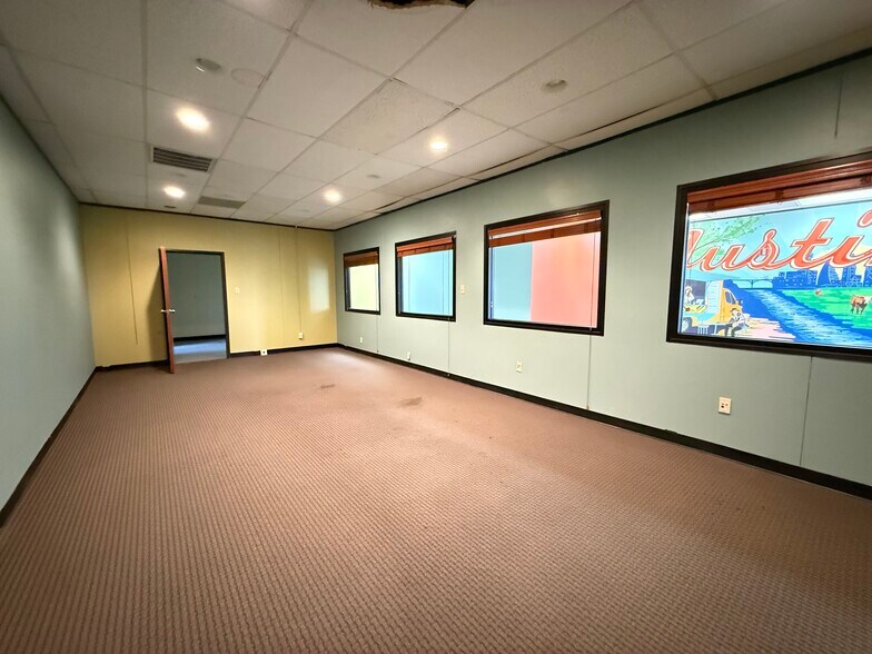 More Photos Of 1606 Headway Cir, Austin Light Manufacturing For Lease