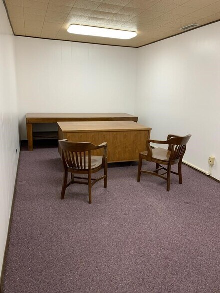 More Photos Of 85 SE 5th St, Madras Office For Lease