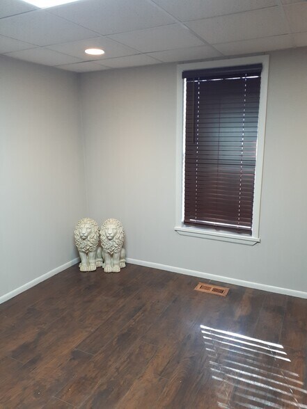 More Photos Of 1019 Vandalia St, Collinsville Office For Lease