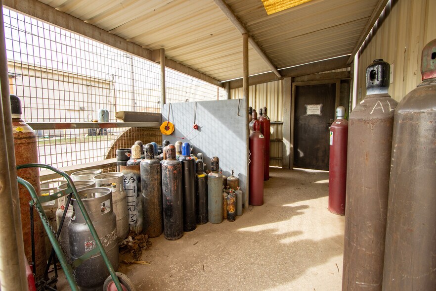 More Photos Of 111 E Liberty St, Pilot Point General Retail For Sale