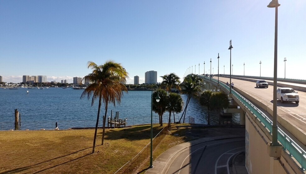 More Photos Of 386 W Blue Heron Blvd, West Palm Beach Restaurant For Lease