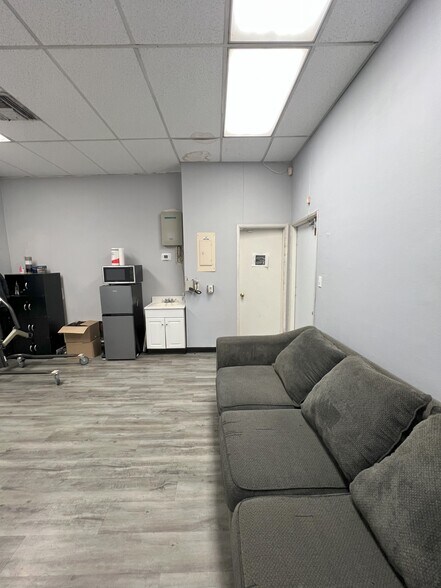 More Photos Of 10317-10407 Lakewood Blvd, Downey Storefront For Lease