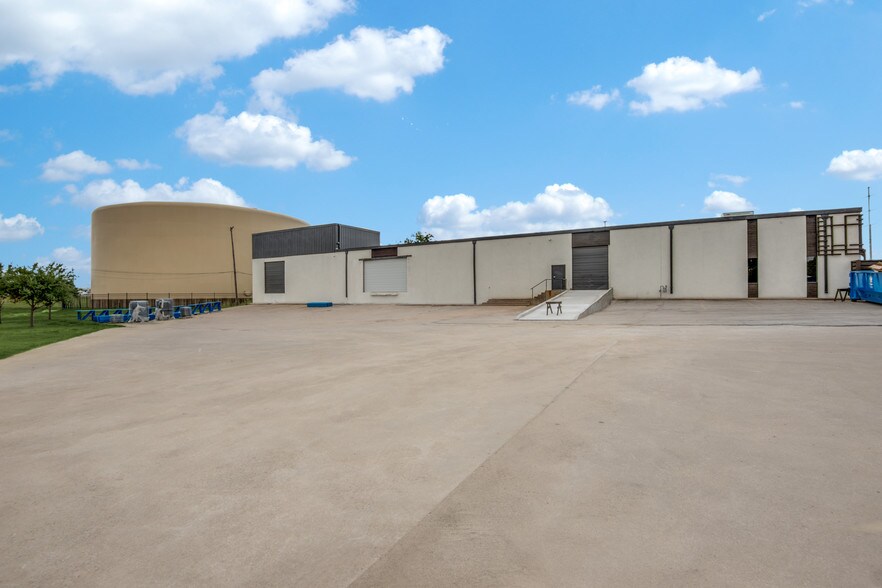 More Photos Of 13840 Denton Dr, Farmers Branch Warehouse For Lease