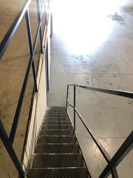 More Photos Of 251 NE Kilpatrick St, Portland Warehouse For Lease