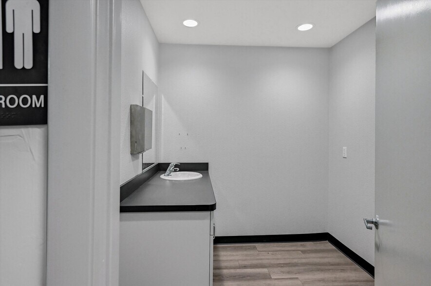 More Photos Of 815 Pecan Grove Rd E, Sherman Medical For Sale