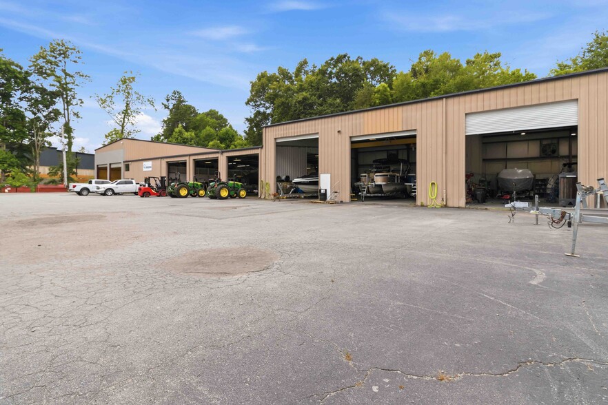 More Photos Of 6080 Lanier Islands Pky, Buford Service For Sale