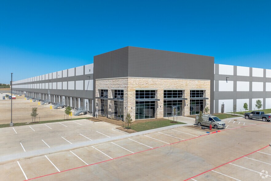More Photos Of 3333 W University Dr, Denton Distribution For Lease