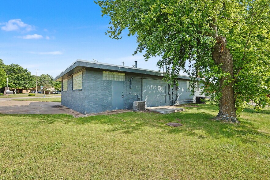 More Photos Of 1601 N State St, Augusta Office For Sale