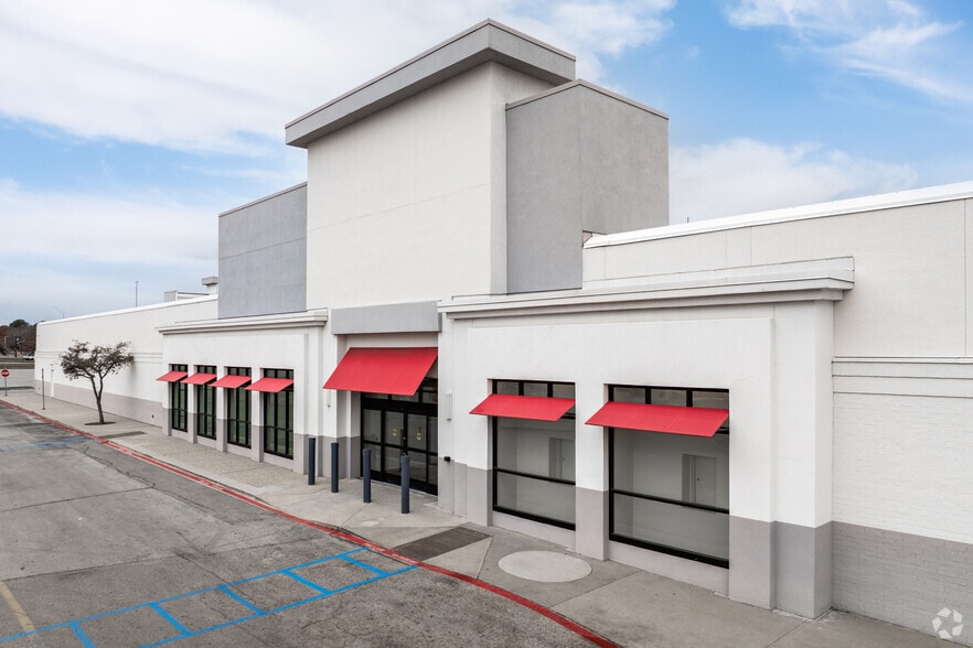 More Photos Of 2201 S Interstate 35 E, Denton Storefront For Lease