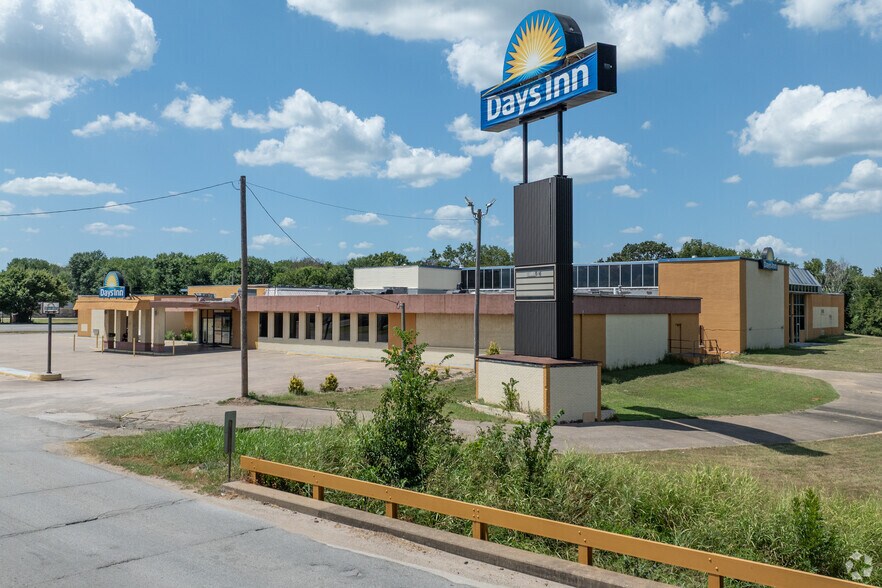 Primary Photo Of 810 E Trudgeon St, Henryetta Hotel For Sale