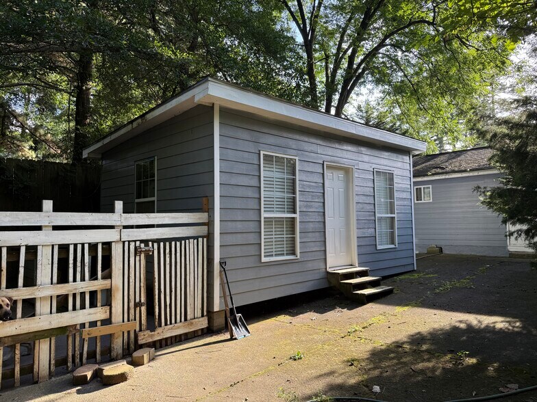 More Photos Of 3139 Shallowford Rd NE, Chamblee Office For Sale