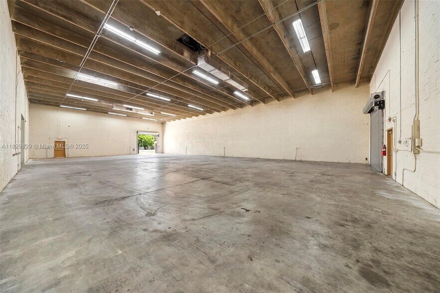 More Photos Of 2300-2310 Thomas St, Hollywood Warehouse For Lease