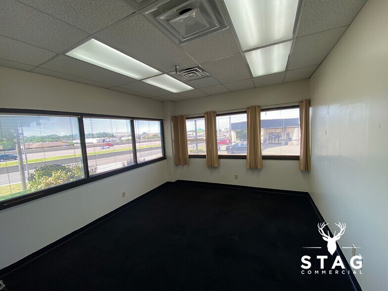 More Photos Of 3901 Airport Fwy, Bedford Office For Lease